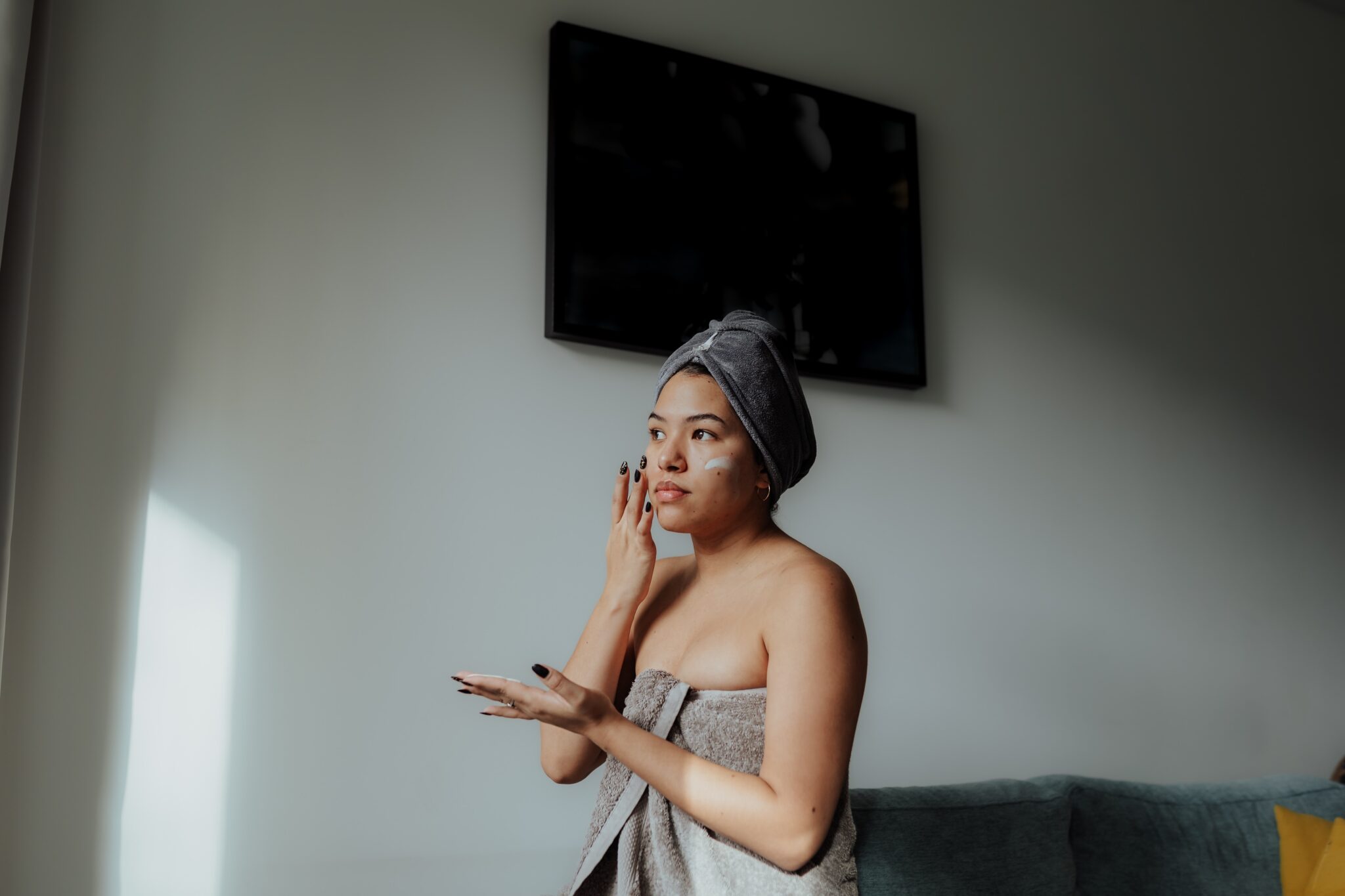 14 Best Eyes Creams For Your 20s To Avoid Wrinkles GenTwenty