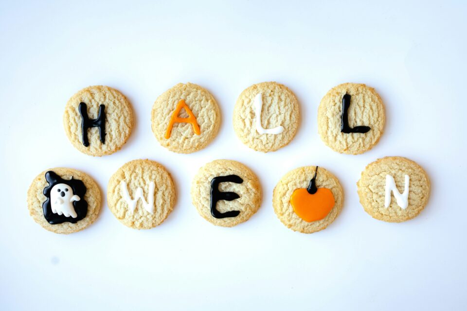 50+ Creepy and Cute Halloween Decor Ideas For The Office - GenTwenty