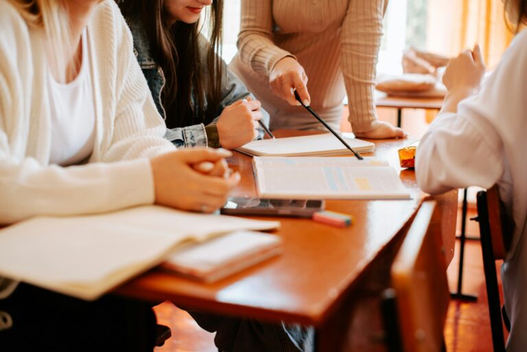 How to Apply to College: A Step-by-Step Guide for High School Seniors