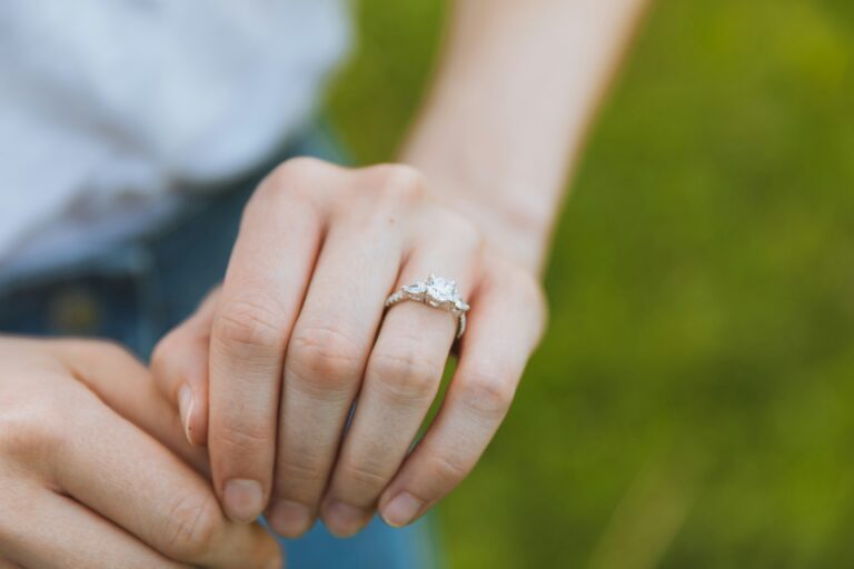 How to Pick the Right Diamond Engagement Ring
