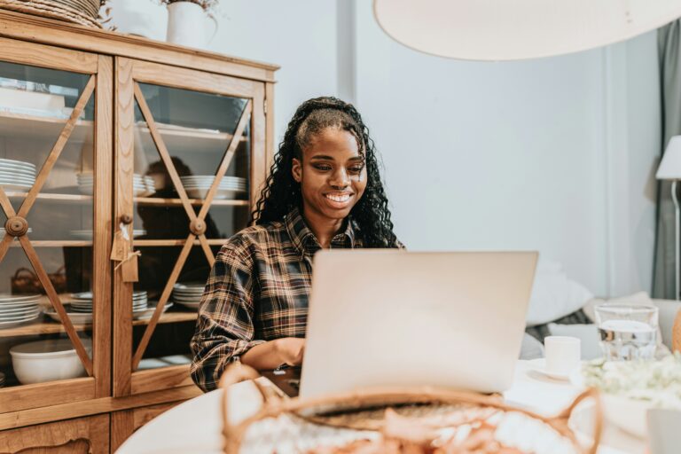 5 Portable Office Solutions for Digital Nomads in Their Twenties: Stay Productive Anywhere