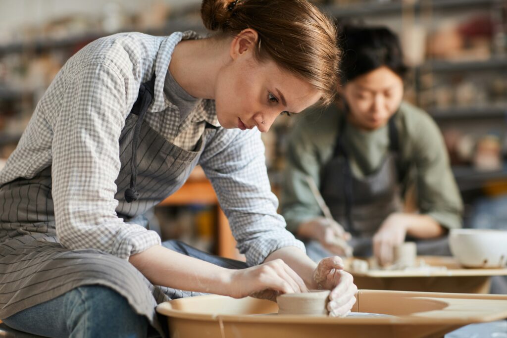Femme faisant de la poterie comme nouveau passe-temps
