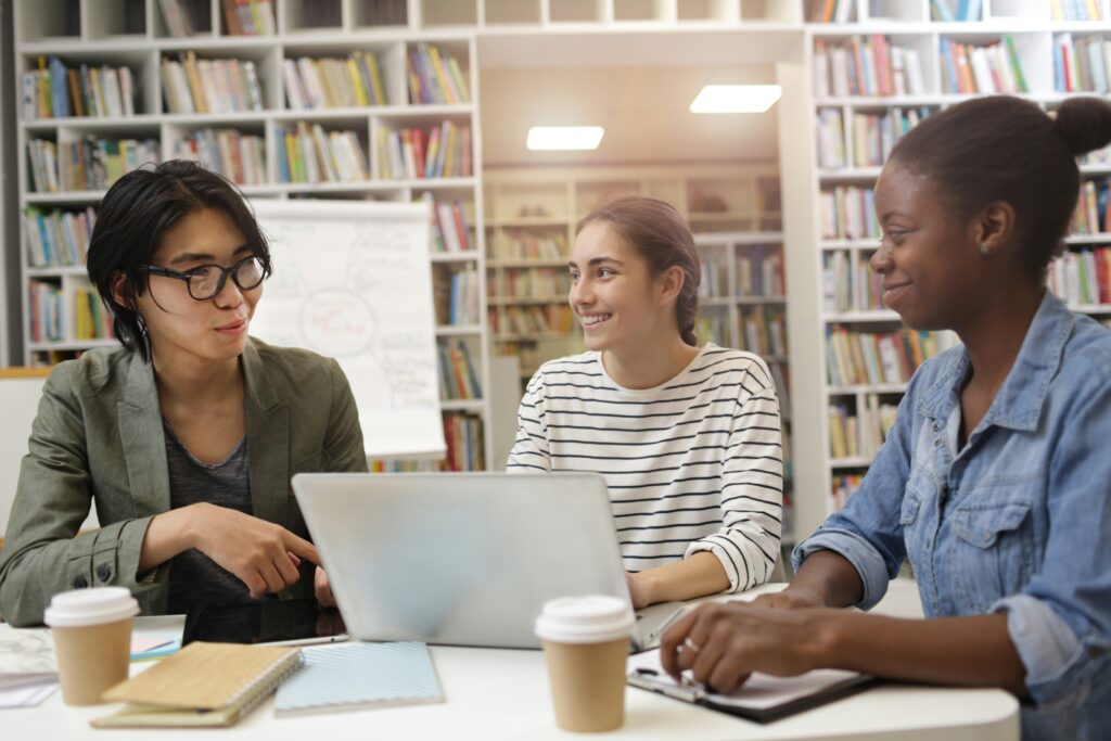 étudiant académique travaillant ensemble dans une bibliothèque