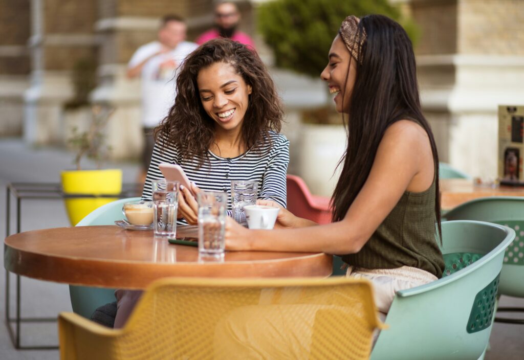 Deux femmes s'amusant ensemble à une table