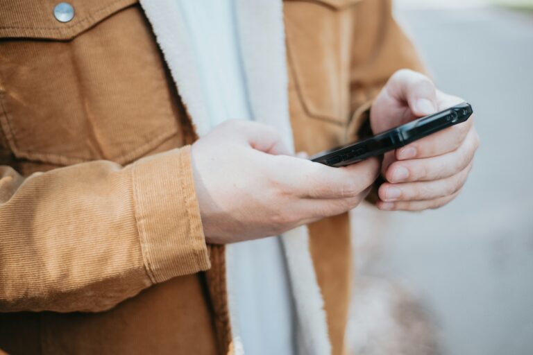 5 Ways To Stay Connected Abroad