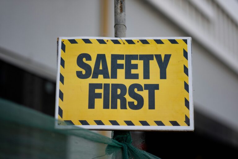 4 Essential Tips to Stay Safe at Work Without Much Effort