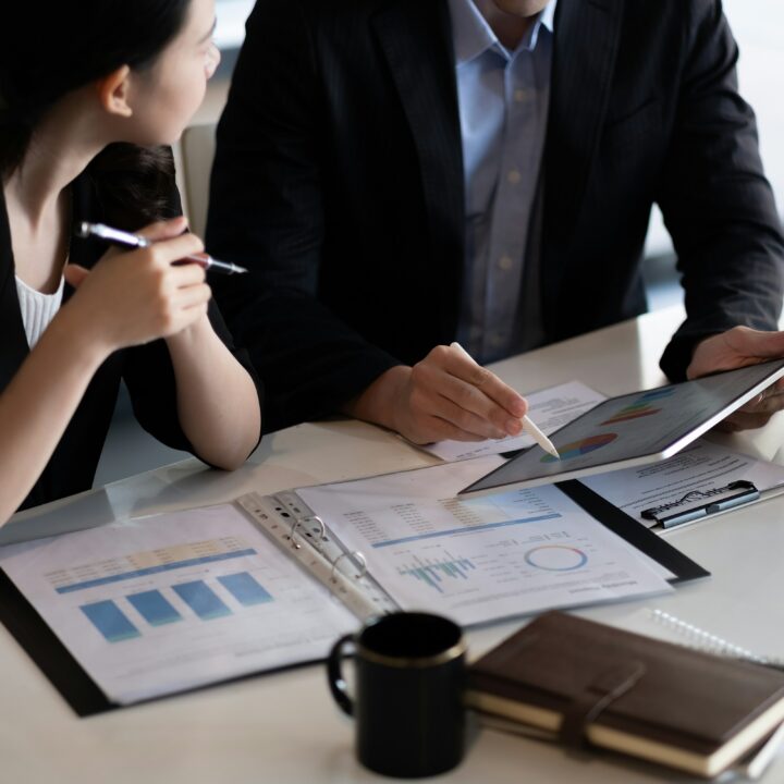 How Online Business Education Helps Professionals Stay Competitive
