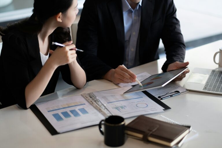 How Online Business Education Helps Professionals Stay Competitive