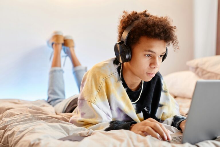 Gen Z Is Moving Back in With Their Parents—So Why Aren’t They Saving More?