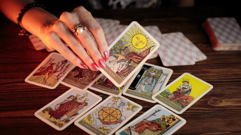 A Beginner's Guide to Reading Tarot Card Meanings