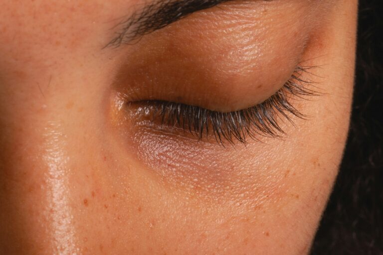 What Are the Best Eyelash Growth Serums for Daily Lash Care?
