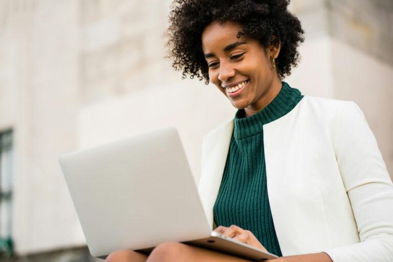 How distance learning programs build strong academic communities for modern graduate students